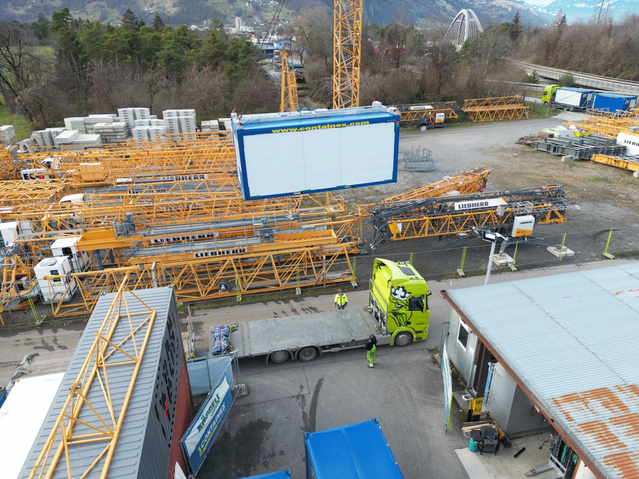 Container wird gehoben